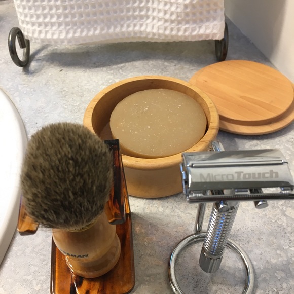 Men’s Micro Touch razor, Tweezerman brush and soap - Picture 5 of 5